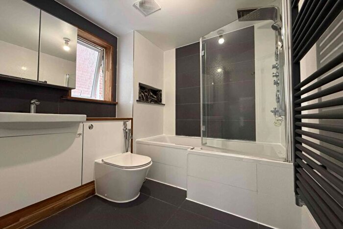 2 Bedroom Flat To Rent In Birch Court, Park View Road, Leatherhead, Surrey, KT22