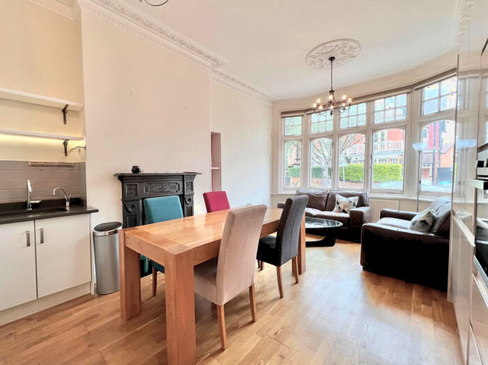 4 Bedroom Flat To Rent In Heathfield Park, NW2