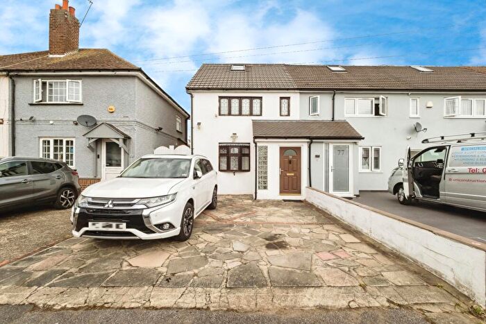 3 Bedroom End Of Terrace House For Sale In Meadow Road, Romford, RM7