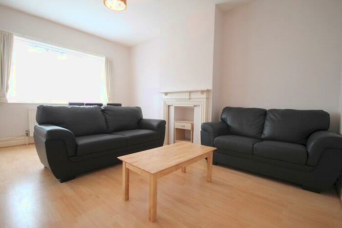 2 Bedroom Flat To Rent In The Drive, Golders Green, NW11