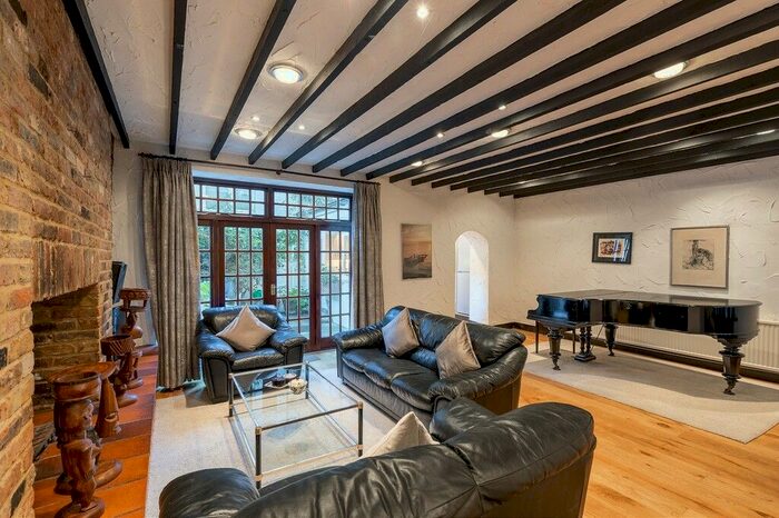 3 Bedroom Flat To Rent In Queens Gate Gardens, South Kensington, SW7