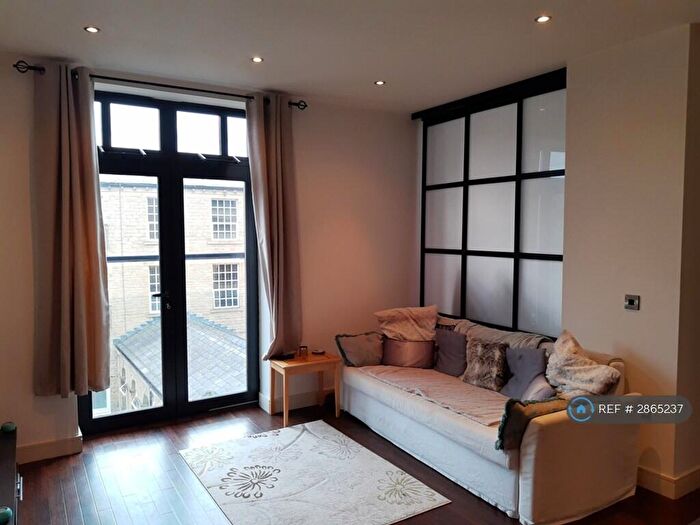 2 Bedroom Flat To Rent In Commercial Street, Huddersfield, HD1