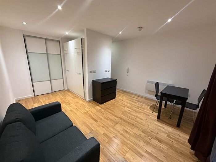 Apartment To Rent In : House, Skinner Lane, Leeds, LS7