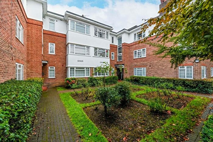 3 Bedroom Flat To Rent In King's Court Castlebar Park, King's Court, W5