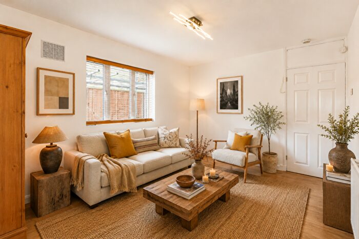 1 Bedroom Flat For Sale In Lyndhurst Court, Churchfields, South Woodford, Redbridge, London, E18