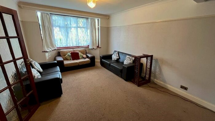 4 Bedroom Semi-Detached House To Rent In Blossom Waye, Hounslow, TW5
