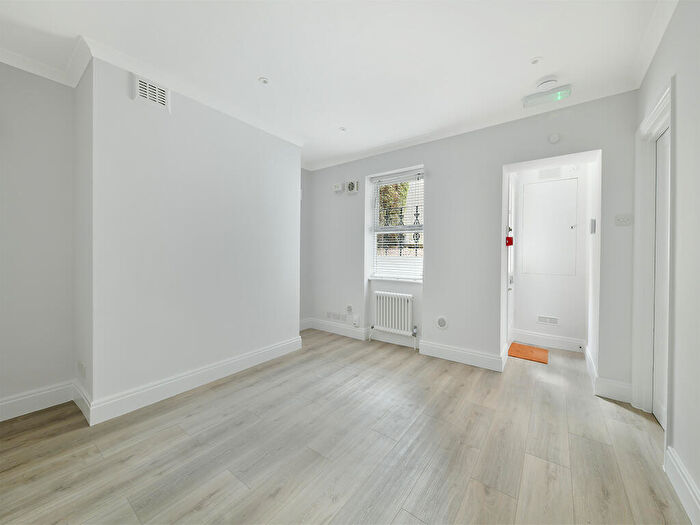 Apartment To Rent In The Gardens, East Dulwich London, SE22