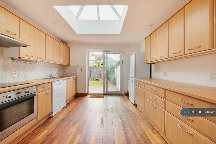 2 Bedroom Flat To Rent In Alyth Gardens, London, NW11