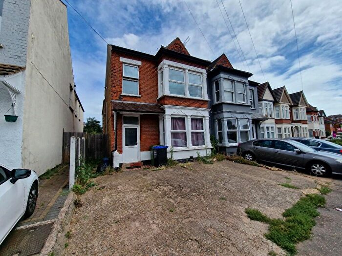 5 Bedroom Semi-Detached House For Sale In Bournemouth Park Road, Southend-On-Sea, Essex, SS2
