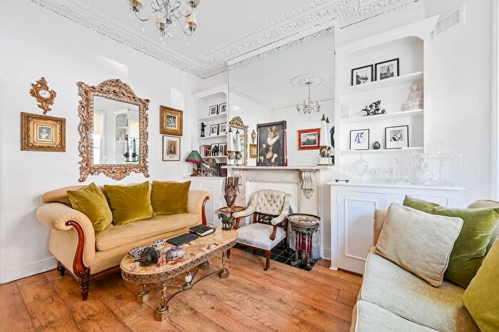 2 Bedroom Flat To Rent In St Luke's Avenue, Clapham High Street, London, SW4