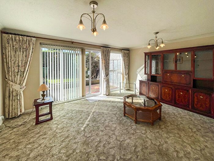 3 Bedroom Terraced House For Sale In Beechwood Avenue, Sunbury On Thames, TW16