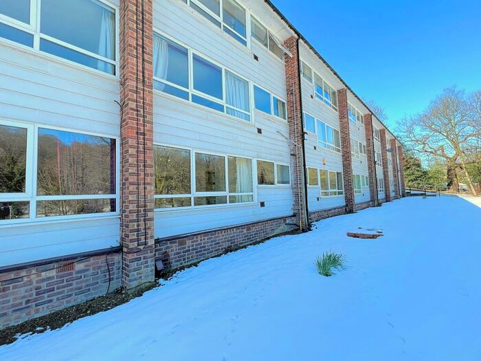 2 Bedroom Flat To Rent In Gledhow Court, Chapel Allerton, Leeds, LS7