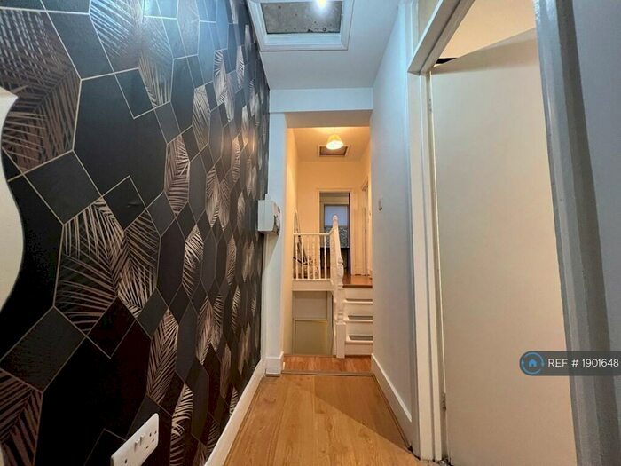 2 Bedroom Flat To Rent In Upper, Oeb, E5