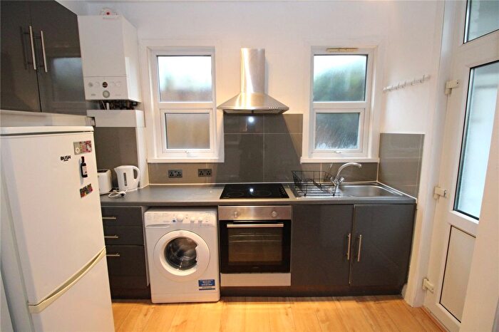3 Bedroom Flat To Rent In Doverfield Road, London, SW2