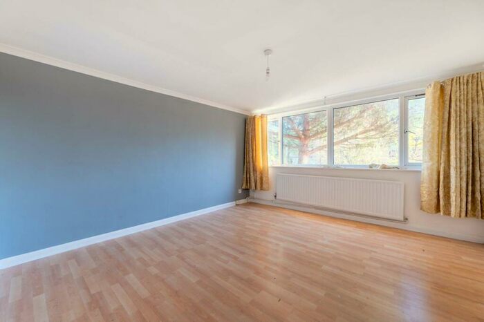 4 Bedroom Maisonette To Rent In Birchen Grove, Queensbury, London, NW9