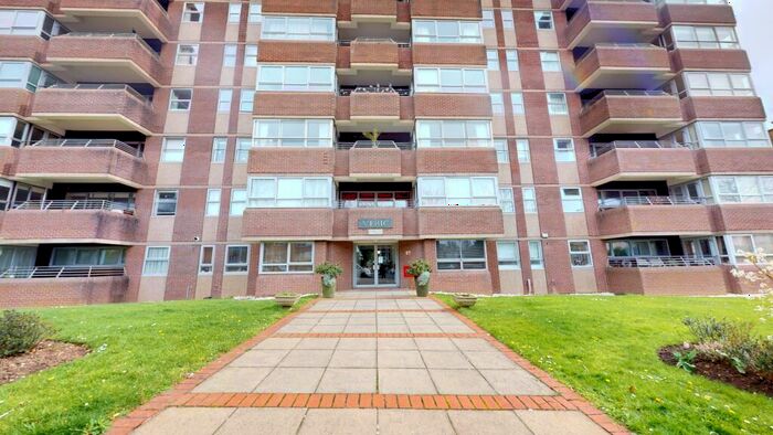 2 Bedroom Flat To Rent In Eaton Gardens, Hove, BN3