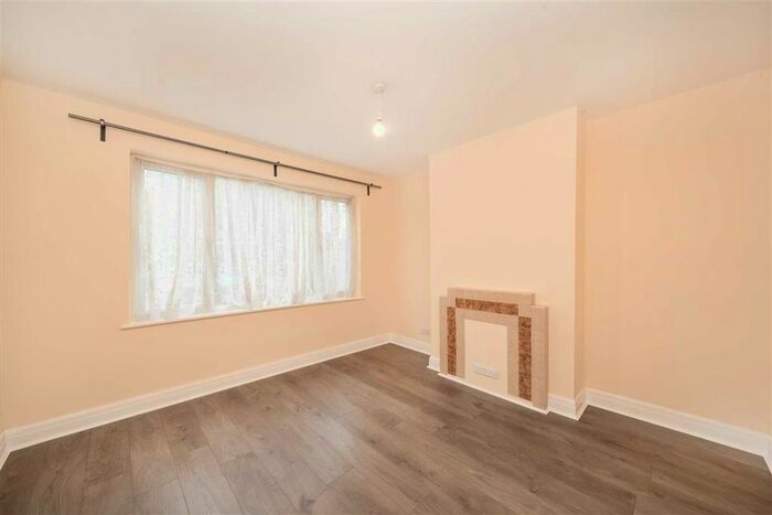 3 Bedroom Property To Rent In Crest Road, London, NW2