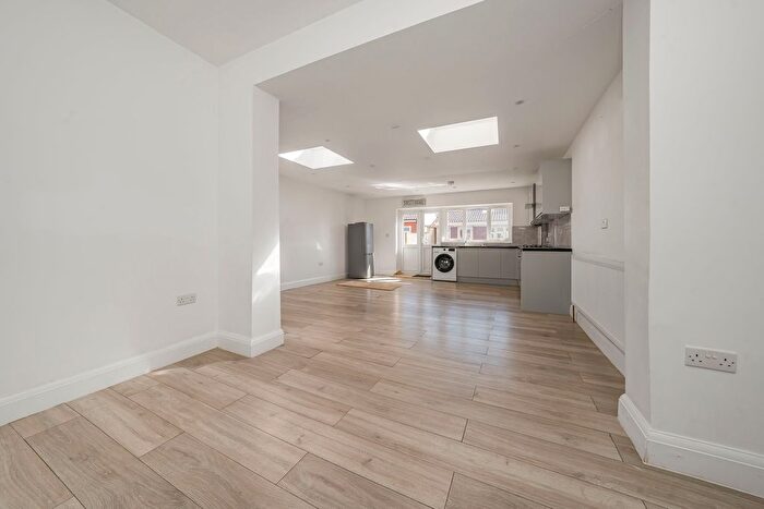 4 Bedroom Terraced House To Rent In Ascot Gardens, Southall, UB1