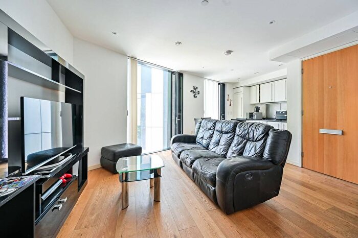 1 Bedroom Flat For Sale In Walworth Road, Elephant And Castle, London, SE1