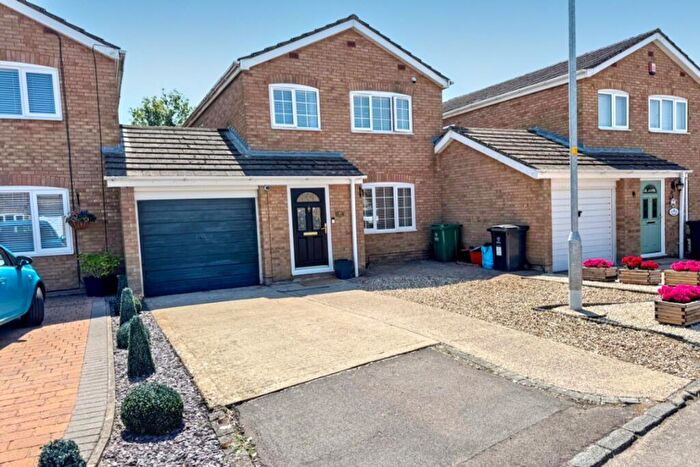 3 Bedroom Detached House For Sale In Fowey, Freshbrook, Swindon, SN5