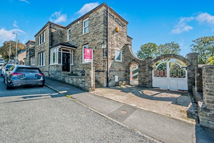 3 Bedroom Semi-Detached House For Sale In Lister Lane, Bradford, BD2