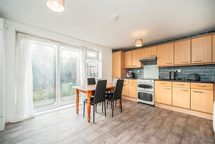 4 Bedroom Flat For Sale In Bancroft Road, Mile End, E1