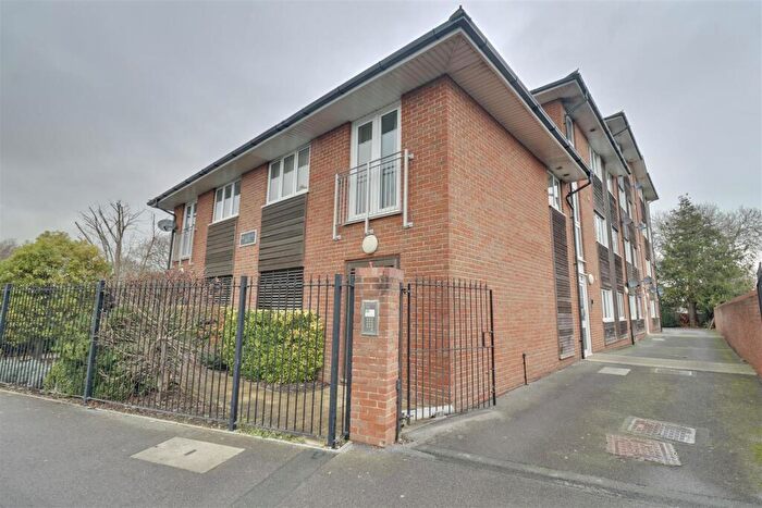 2 Bedroom Flat For Sale In Henderson Road, Southsea, PO4