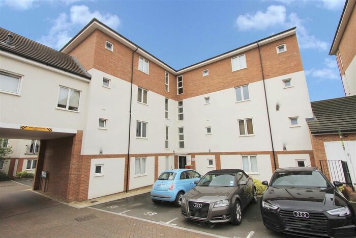 2 Bedroom Flat To Rent In Adina Court, Uxbridge, UB8