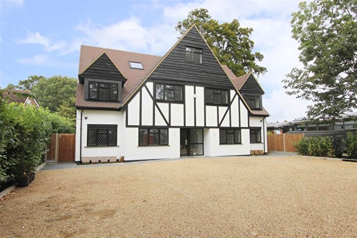 2 Bedroom Flat For Sale In Long Lane, Ickenham, UB10