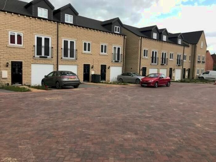 3 Bedroom Town House To Rent In Roman Gardens, Mexborough S64