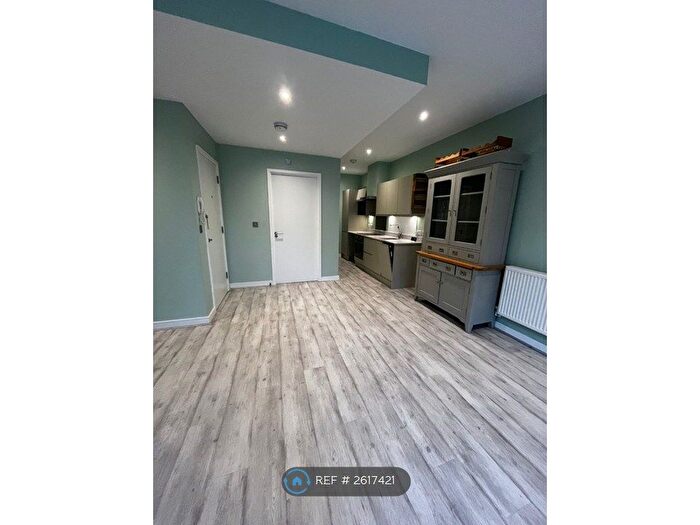 2 Bedroom Flat To Rent In Chertsey Boulevard, Chertsey, KT16