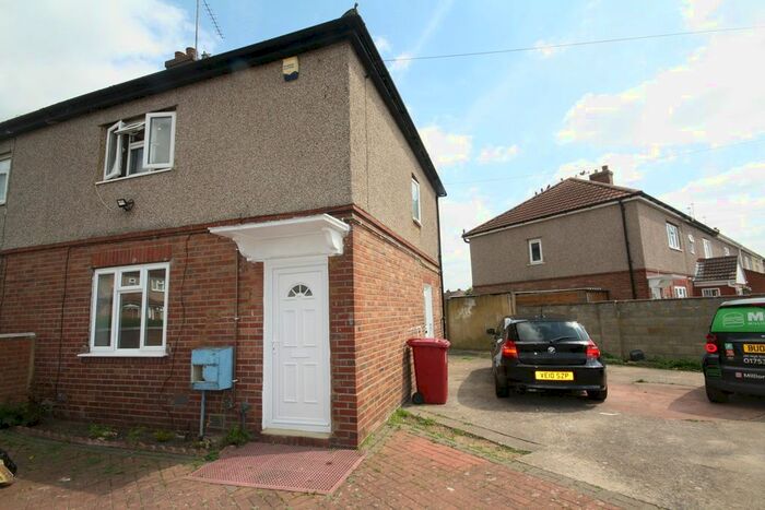 3 Bedroom Property To Rent In Beechwood Road, Slough, SL2