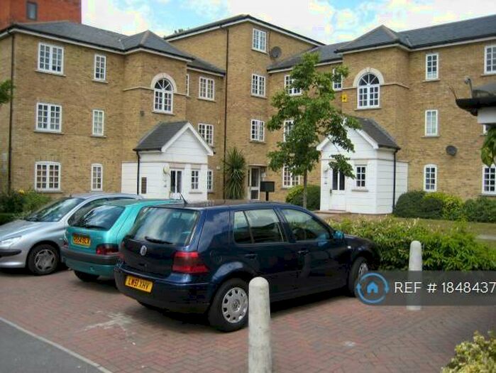 2 Bedroom Flat To Rent In Edith Cavell Way, Shooters Hill, SE18