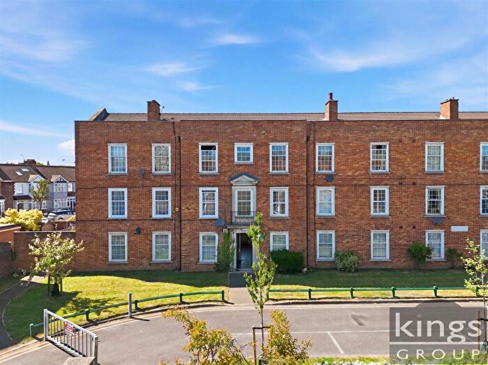 2 Bedroom Flat For Sale In Baker Street, Enfield, EN1