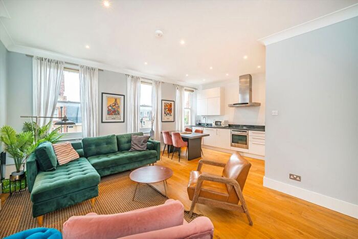 3 Bedroom Flat To Rent In Nevern Square, Earls Court, SW5