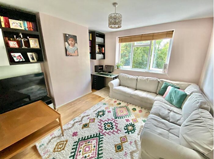 1 Bedroom Apartment For Sale In Highview Close, Potters Bar, EN6