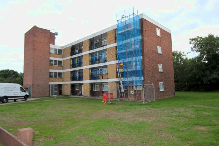 3 Bedroom Flat To Rent In Lilliput Avenue, Northolt, UB5