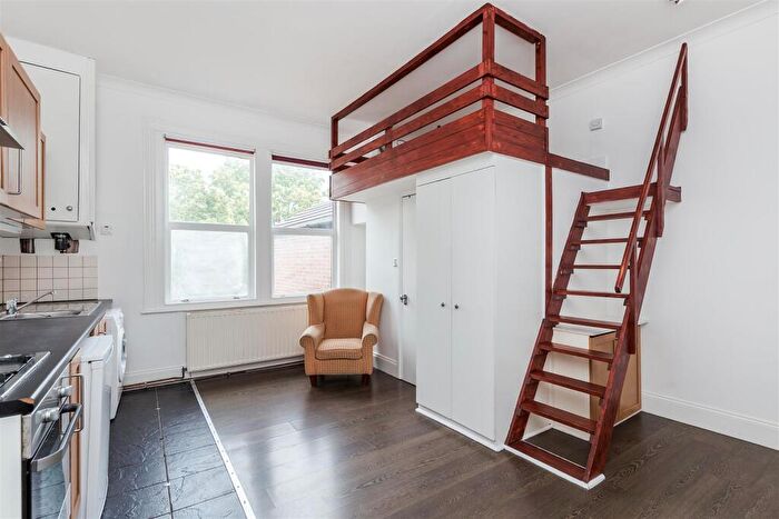 Flat To Rent In Shoot Up Hill, London, NW2