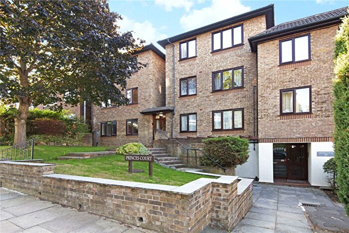 1 Bedroom Flat For Sale In Dukes Avenue, New Malden, Surrey, KT3