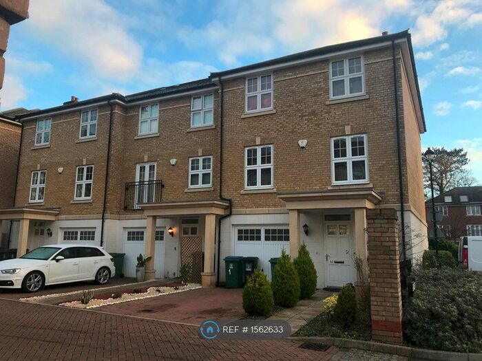 5 Bedroom End Of Terrace House To Rent In Elliot Road, Watford, WD17