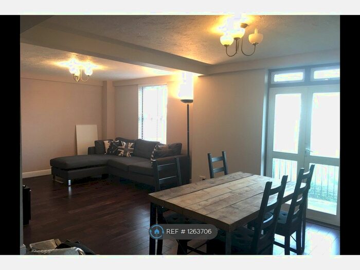 3 Bedroom Flat To Rent In Asturias Way, Southampton SO14