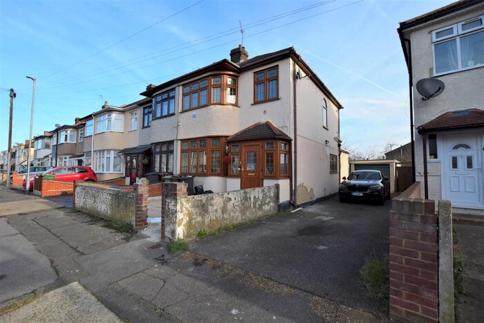 4 Bedroom Property To Rent In Temple Avenue, Dagenham, RM8