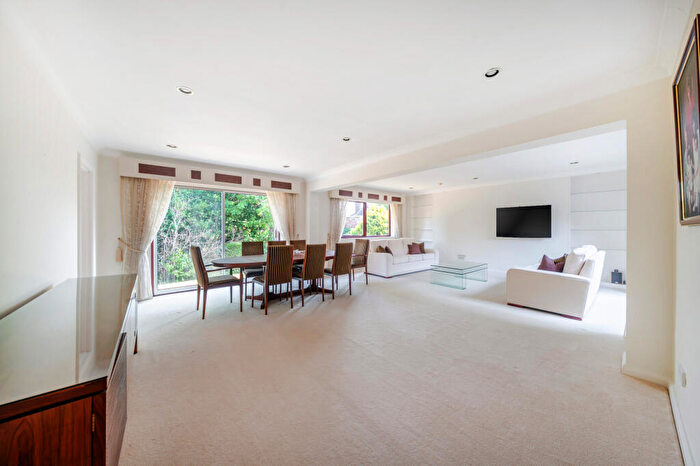 3 Bedroom Detached Bungalow For Sale In Maryrose Way, Oakleigh Park, N20