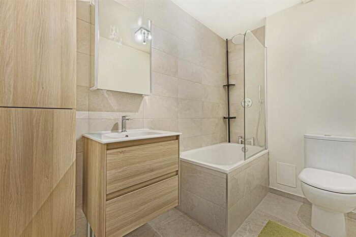 2 Bedroom Flat For Sale In Coulsden Court, Park Road, Crouch End, N8