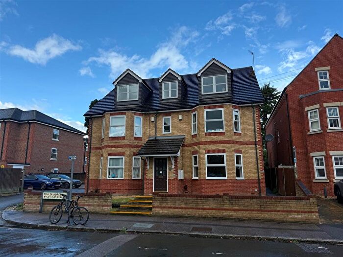 2 Bedroom Maisonette For Sale In Alexandra Road, Watford, WD17