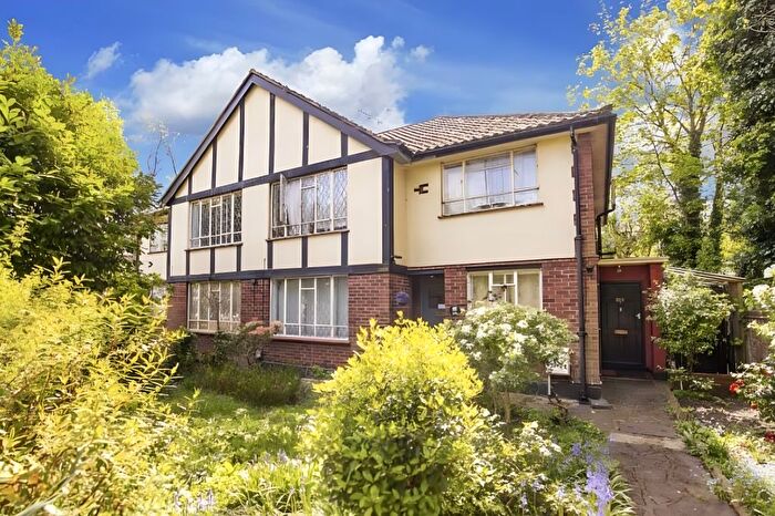 2 Bedroom Flat For Sale In Queens Road, Buckhurst Hill, IG9