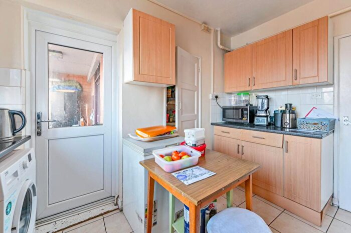 3 Bedroom Flat For Sale In Green Lanes, , Finsbury Park, London, N4