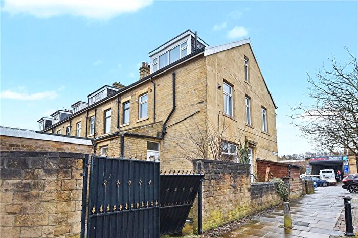 4 Bedroom End Terrace House For Sale In Parkside Road, Bradford, West Yorkshire, BD5