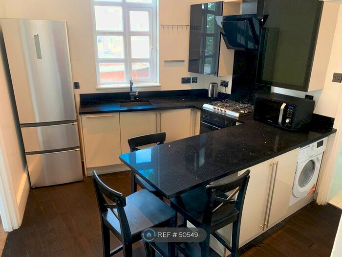 3 Bedroom Flat To Rent In Merton Park Parade, London, SW19