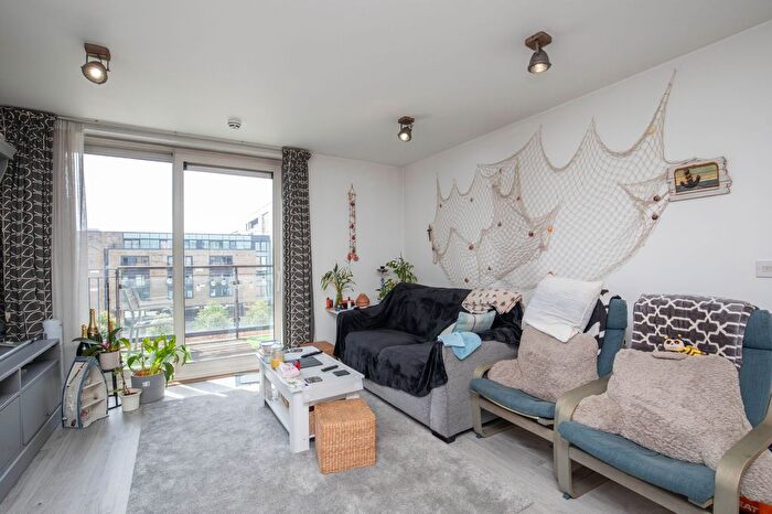 2 Bedroom Flat For Sale In Ferry Court, Cardiff, CF11